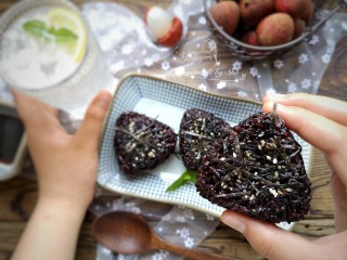 紫米饭团,剩饭也可以用这个方法变身成精致的美食。