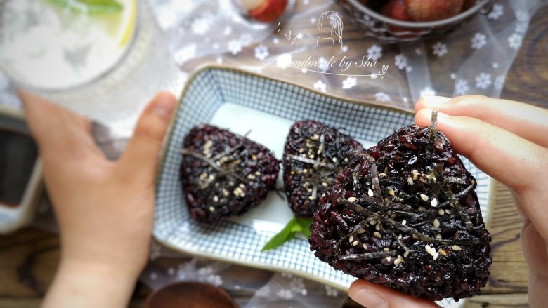 紫米饭团,剩饭也可以用这个方法变身成精致的美食。