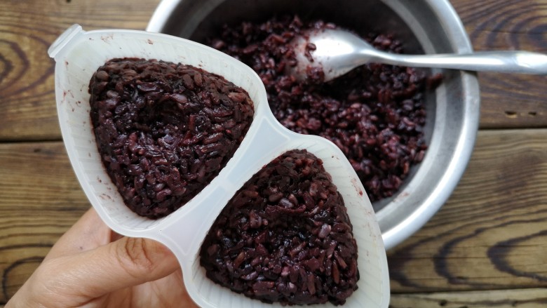 紫米饭团,晾凉的熟紫米饭压入饭团模具（使劲押紧，防止散开）。