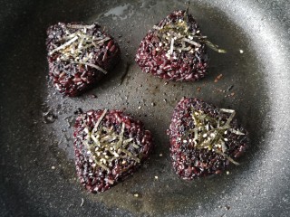 紫米饭团,饭团两面用同样的方法煎至微焦起脆嘎后再根据个人口味加点海苔丝或包裹一片海苔煎一下即可。