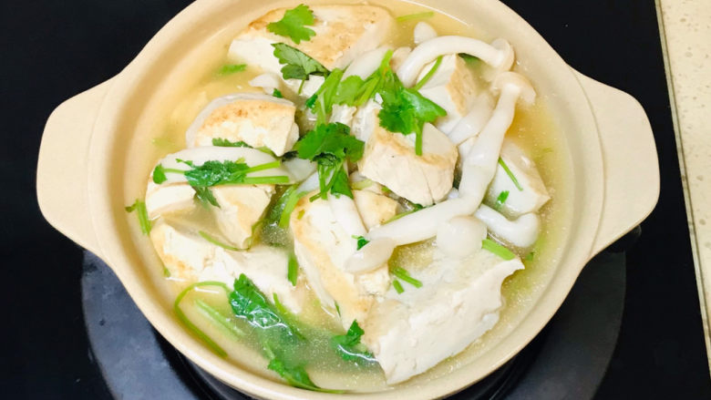 白玉菇豆腐汤,倒入砂锅煲中