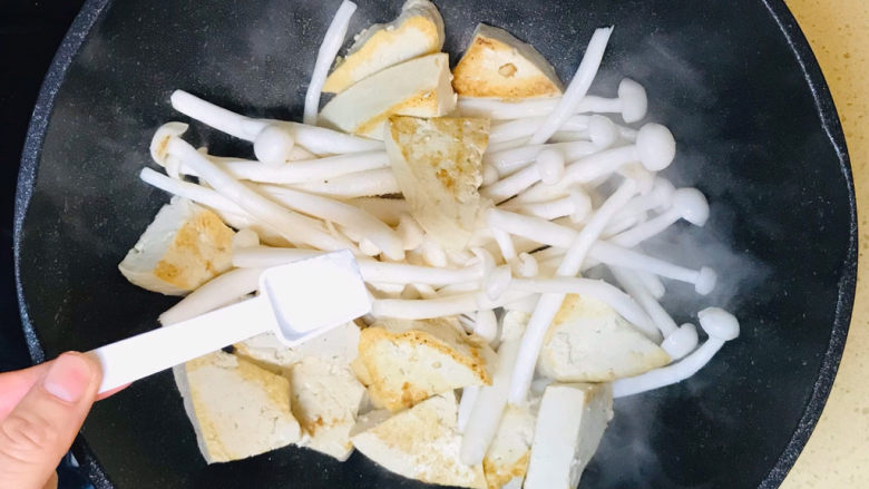 白玉菇豆腐汤,炒至白玉菇恹恹出水，撒入盐调味