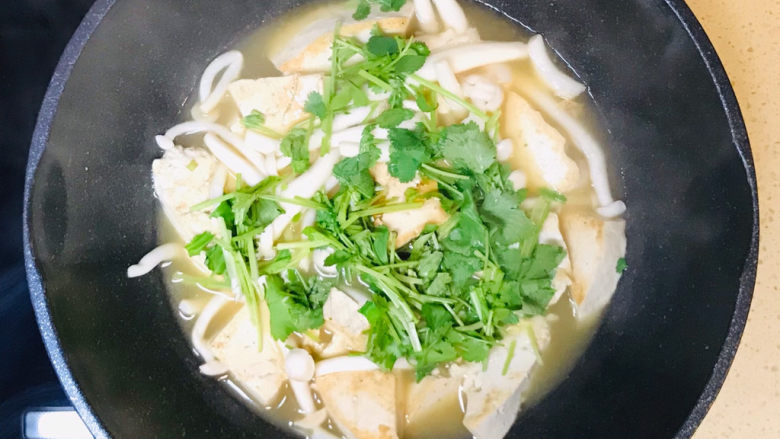 白玉菇豆腐汤,美味的白玉菇豆腐汤就做好了