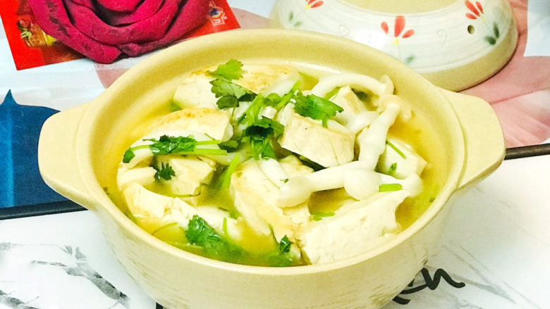 白玉菇豆腐汤,热呼呼的，来一碗吧