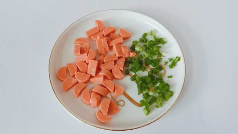 白玉菇豆腐汤,火腿肠与香葱都切成小丁。