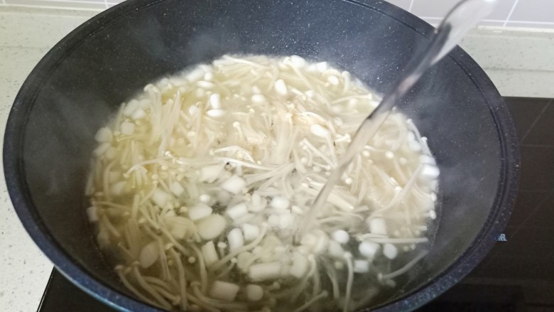 白玉菇豆腐汤,加入适量的开水。