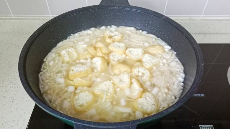 白玉菇豆腐汤,加入油豆腐。