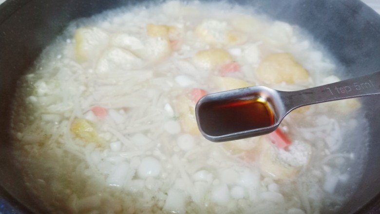 白玉菇豆腐汤,加入生抽，盐与蚝油调味。