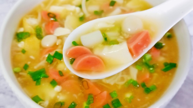 白玉菇豆腐汤,汤汁鲜美无比，拌米饭是最适合不过了。
