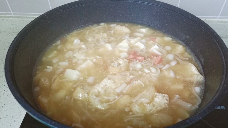 白玉菇豆腐汤,最后放入火腿肠丁煮两分钟即可关火。