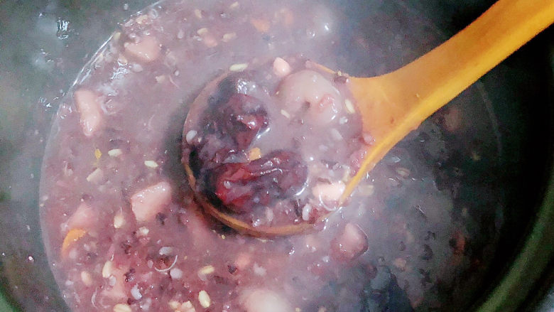 红枣黑米粥,一锅营养的粥就熬好了。