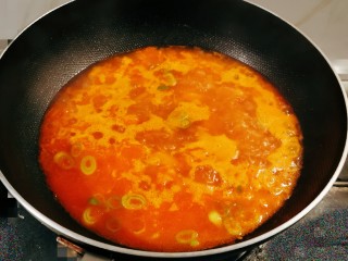 鲜味减脂火锅,起油锅放入食用油，油热后放入葱片炒香，放入番茄块翻炒成酱，倒入清水煮开。