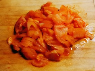 鲜味减脂火锅,番茄去皮切小块。