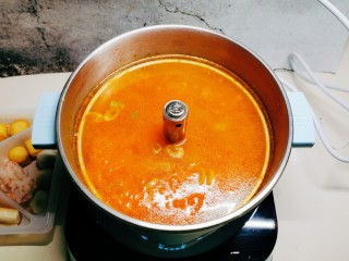 鲜味减脂火锅,番茄汤汁倒入火锅中，烧开。