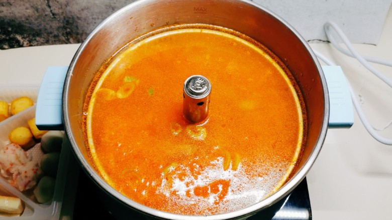 鲜味减脂火锅,番茄汤汁倒入火锅中，烧开。