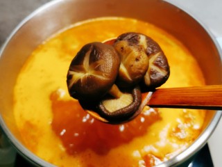 鲜味减脂火锅,先放入耐煮食材，比如香菇。
