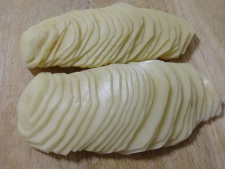 青椒炒土豆丝,土豆切薄厚均匀的大片。