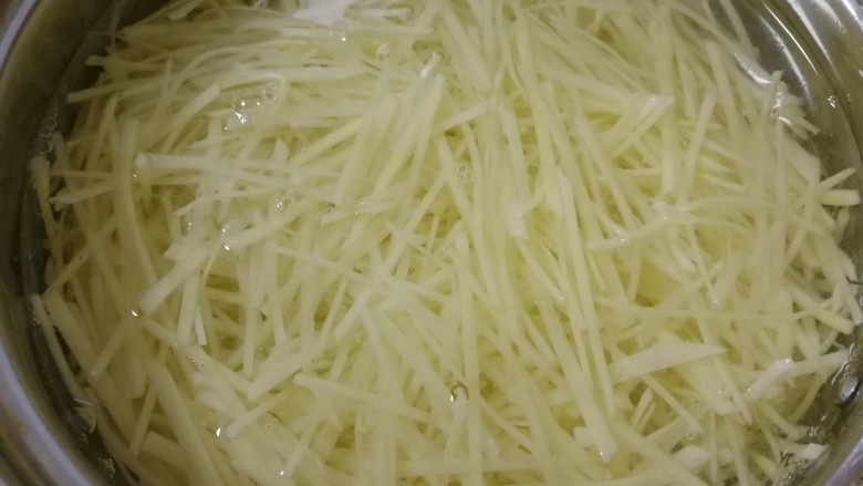 青椒炒土豆丝,切丝，清水泡洗几遍，多泡一会把淀粉洗掉，炒的时候不会粘锅。