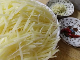 青椒炒土豆丝,土豆丝捞出控水，准备八角和干辣椒，蒜瓣切碎。