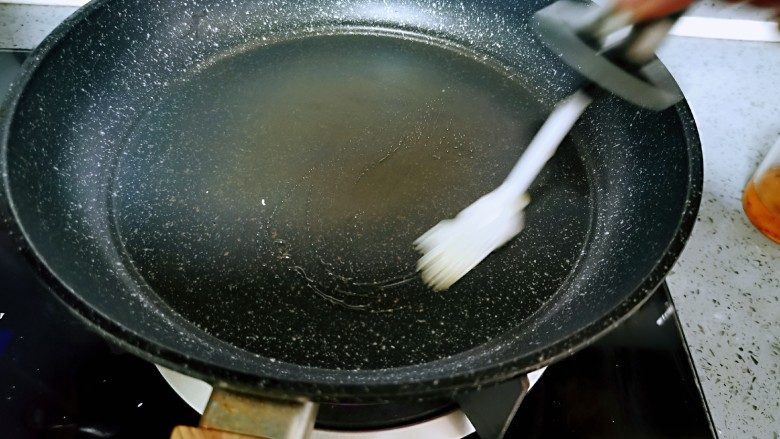 尖椒炒鸡蛋,平底锅烧热，刷油。