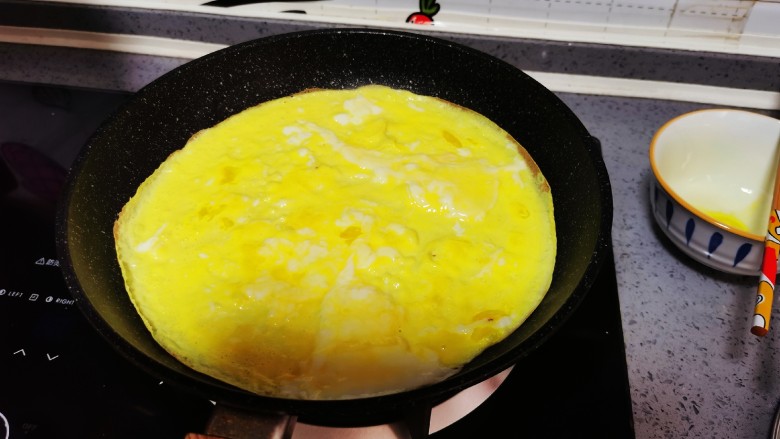 尖椒炒鸡蛋,煎至凝固