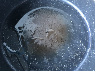 蒜蓉西兰花,锅里倒入油。