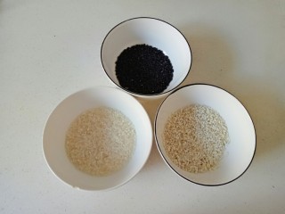 紫米饭团,大米，糯米，黑米分别称量50克
