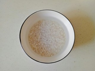 紫米饭团,大米和糯米混合在一起淘洗干净，用清水浸泡半小时