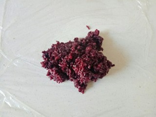 紫米饭团,铺一层保鲜膜，舀适量米饭放在保鲜膜上