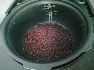 紫米饭团,程序结束焖一会再打开，用铲子翻拌均匀稍微晾凉一会