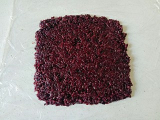 紫米饭团,将米饭摊成正方形