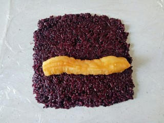 紫米饭团,放上油条