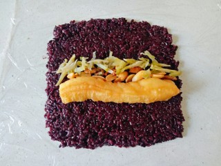 紫米饭团,放入花生米和榨菜丝