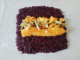 紫米饭团,挤入适量的沙拉酱