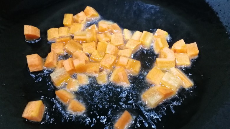 清炒黄豆芽,热锅凉油，放入胡萝卜文火炒匀。