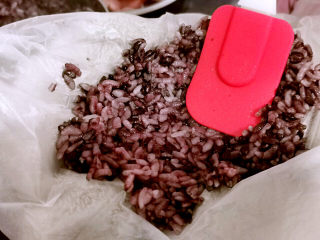 紫米饭团,单手伸入毛巾中，挖取适量米饭