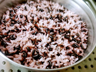 紫米饭团,紫米，大米，糯米洗净，浸泡半小时后，上锅蒸熟