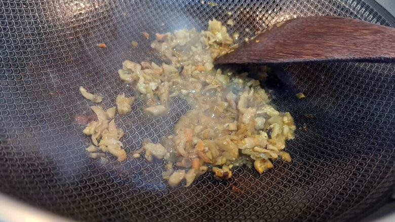 紫米饭团,萝卜干碎放入锅中炒香