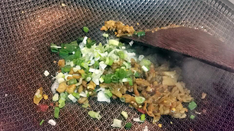 紫米饭团,加入葱花拌匀