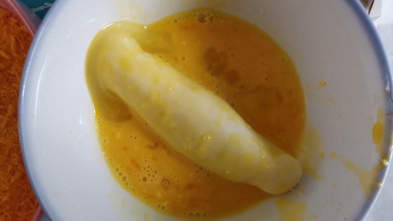 脆皮山药奶酪棒～健脾养胃还补钙,把山药棒在蛋液里滚一圈