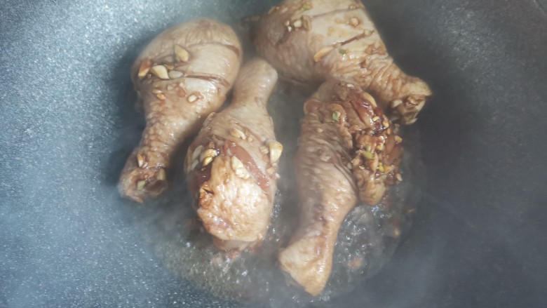 蒜香鸡腿,腌好后，起锅烧油，油热下入鸡腿中火煎