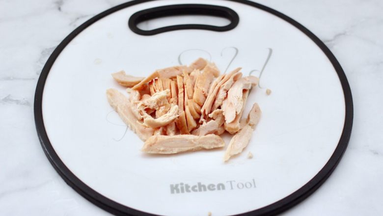 柠香彩蔬鸡胸肉,把即食鸡胸肉，用刀切成薄片。