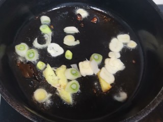 鲍鱼烧排骨,起锅烧油加干辣椒，花椒，葱姜蒜炝锅。