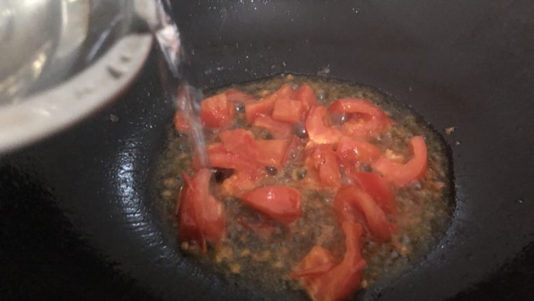 白玉菇豆腐汤,翻炒出汁、加入适量的水盖盖煮几分钟