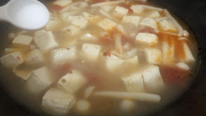 白玉菇豆腐汤,再下盐