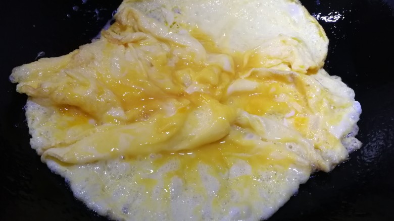 尖椒炒鸡蛋,文火把鸡蛋炒熟。