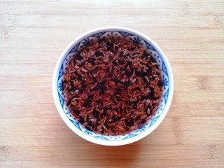 紫米饭团,紫米杂粮浸泡3个小时以上。