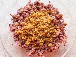 紫米饭团,加入海苔肉松。