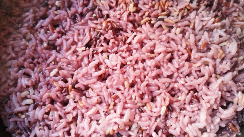 紫米饭团,差不多半个小时左右，紫米杂粮饭就蒸好了。