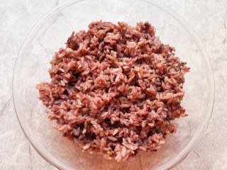 紫米饭团,将蒸好的紫米杂粮饭盛出放在盆里，散一下热气。